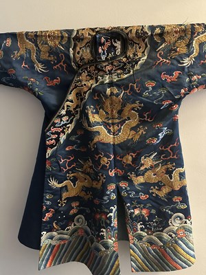 Lot 41 - A CHINESE NAVY-BLUE GROUND ROBE, LATE QING DYNASTY