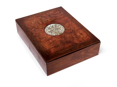 Lot 36 - A CHINESE JADE INSET BURR WOOD BOX AND COVER, QING DYNASTY, 19TH CENTURY