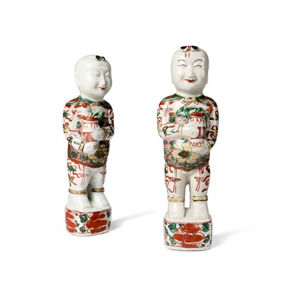 Lot 87 - A PAIR OF CHINESE FAMILLE-VERTE 'BOYS', KANGXI PERIOD (1662-1722)