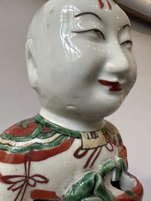 Lot 87 - A PAIR OF CHINESE FAMILLE-VERTE 'BOYS', KANGXI PERIOD (1662-1722)