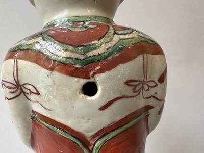 Lot 87 - A PAIR OF CHINESE FAMILLE-VERTE 'BOYS', KANGXI PERIOD (1662-1722)
