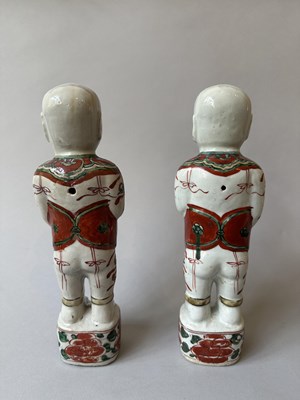 Lot 87 - A PAIR OF CHINESE FAMILLE-VERTE 'BOYS', KANGXI PERIOD (1662-1722)