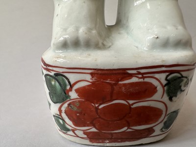 Lot 87 - A PAIR OF CHINESE FAMILLE-VERTE 'BOYS', KANGXI PERIOD (1662-1722)