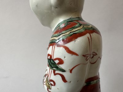 Lot 87 - A PAIR OF CHINESE FAMILLE-VERTE 'BOYS', KANGXI PERIOD (1662-1722)