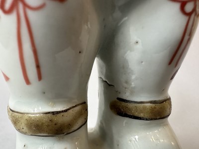 Lot 87 - A PAIR OF CHINESE FAMILLE-VERTE 'BOYS', KANGXI PERIOD (1662-1722)
