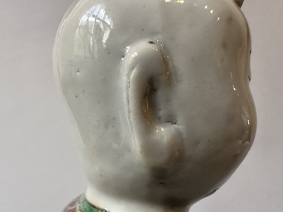 Lot 87 - A PAIR OF CHINESE FAMILLE-VERTE 'BOYS', KANGXI PERIOD (1662-1722)