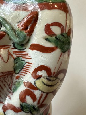 Lot 87 - A PAIR OF CHINESE FAMILLE-VERTE 'BOYS', KANGXI PERIOD (1662-1722)