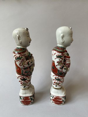 Lot 87 - A PAIR OF CHINESE FAMILLE-VERTE 'BOYS', KANGXI PERIOD (1662-1722)