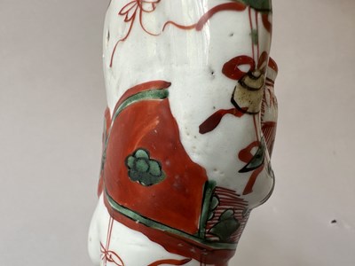 Lot 87 - A PAIR OF CHINESE FAMILLE-VERTE 'BOYS', KANGXI PERIOD (1662-1722)