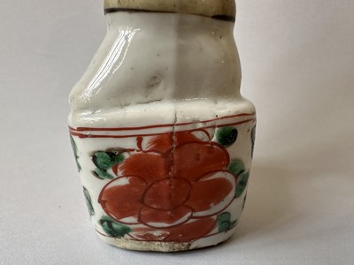 Lot 87 - A PAIR OF CHINESE FAMILLE-VERTE 'BOYS', KANGXI PERIOD (1662-1722)