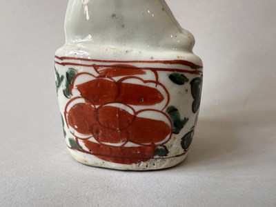 Lot 87 - A PAIR OF CHINESE FAMILLE-VERTE 'BOYS', KANGXI PERIOD (1662-1722)