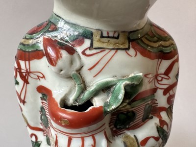 Lot 87 - A PAIR OF CHINESE FAMILLE-VERTE 'BOYS', KANGXI PERIOD (1662-1722)