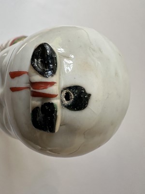 Lot 87 - A PAIR OF CHINESE FAMILLE-VERTE 'BOYS', KANGXI PERIOD (1662-1722)