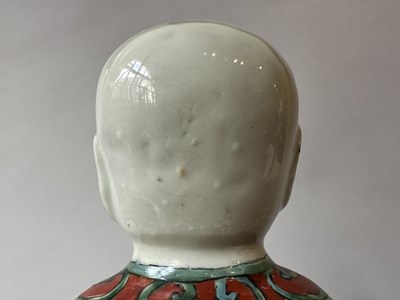Lot 87 - A PAIR OF CHINESE FAMILLE-VERTE 'BOYS', KANGXI PERIOD (1662-1722)