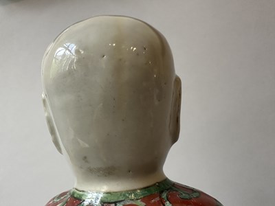Lot 87 - A PAIR OF CHINESE FAMILLE-VERTE 'BOYS', KANGXI PERIOD (1662-1722)