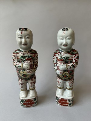 Lot 87 - A PAIR OF CHINESE FAMILLE-VERTE 'BOYS', KANGXI PERIOD (1662-1722)