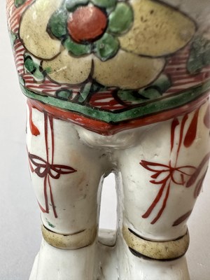 Lot 87 - A PAIR OF CHINESE FAMILLE-VERTE 'BOYS', KANGXI PERIOD (1662-1722)