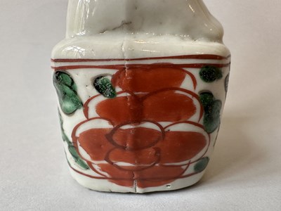 Lot 87 - A PAIR OF CHINESE FAMILLE-VERTE 'BOYS', KANGXI PERIOD (1662-1722)