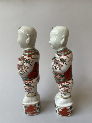 Lot 87 - A PAIR OF CHINESE FAMILLE-VERTE 'BOYS', KANGXI PERIOD (1662-1722)