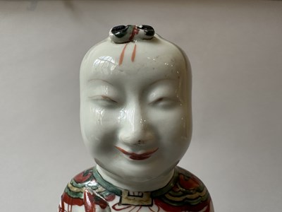 Lot 87 - A PAIR OF CHINESE FAMILLE-VERTE 'BOYS', KANGXI PERIOD (1662-1722)