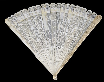 Lot 93 - A CHINESE IVORY BRISE FAN