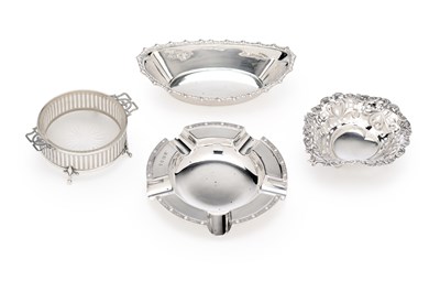 Lot 675 - FOUR PIECES OF ENGLISH SILVER, 20TH CENTURY