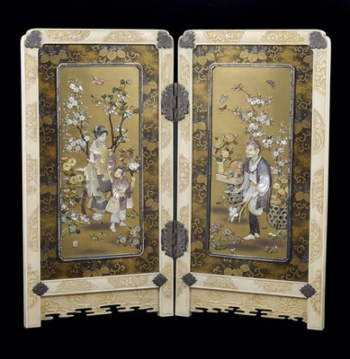 Lot 115 - A JAPANESE IVORY AND LACQUER TABLE SCREEN