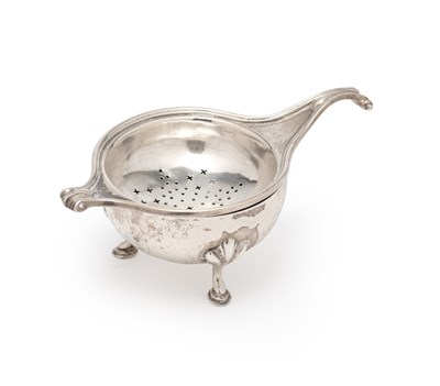 Lot 104 - A GEORGE V SILVER TEA STRAINER ON STAND, ADIE BROTHERS LTD., BIRMINGHAM, 1925