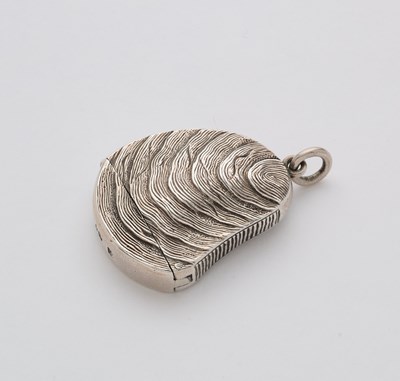 Lot 620 - A VICTORIAN SILVER 'OYSTER SHELL' VESTA CASE, ALFRED HALL & JOHN GOODE, LONDON, 1884