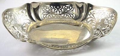 Lot 258 - A GEORGE V SILVER BASKET