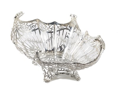 Lot 260 - A GEORGE V SILVER PIERCED BASKET