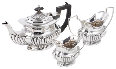 Lot 271 - AN EDWARDIAN SILVER THREE-PIECE TEA SET