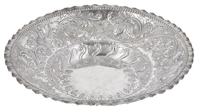 Lot 277 - A VICTORIAN SILVER FRUIT BOWL