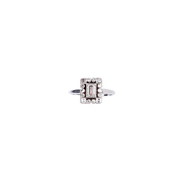 Lot 473 - DIAMOND RING