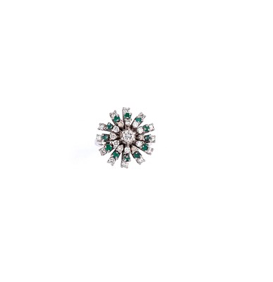 Lot 477 - DIAMOND AND EMERALD RING