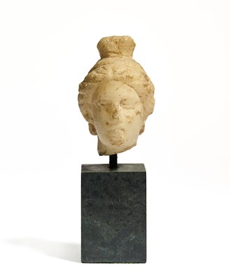 Lot 21 - A SMALL HEAD OF A WOMAN, ROMAN, 2ND-3RD CENTURY A.D.