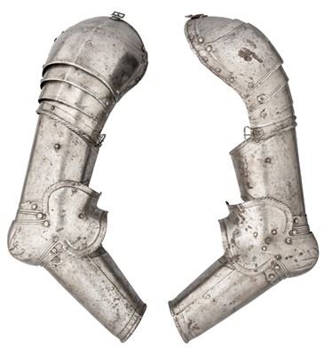 Lot 287 - A RARE PAIR OF ITALIAN VAMBRACES FOR TOURNAMENT USE, CIRCA 1560, WITH  AN ASSOCIATED PAIR OF SPAUDLERS OF THE SAME PERIOD