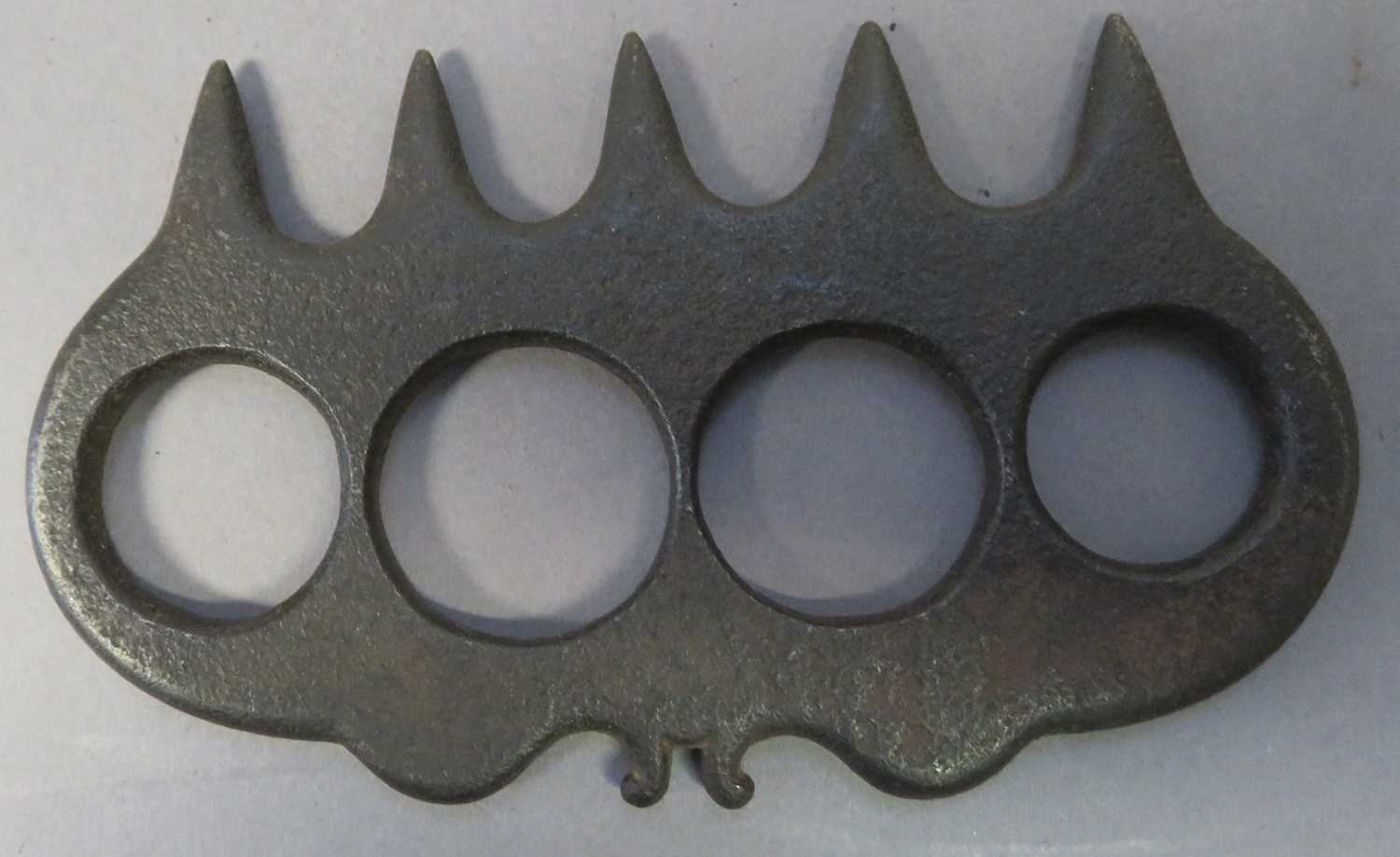 Lot 136 - AN INDIAN IRON 'TIGER-CLAW' (BAGH NAKH)