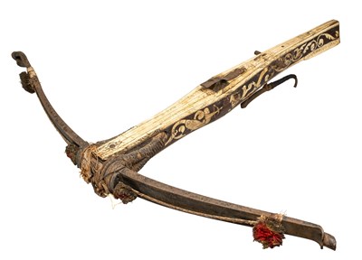 Lot 342 - A LARGE GERMAN DECORATED SPORTING CROSSBOW (GANZE RÜSTUNG), LATE 16TH/EARLY 17TH CENTURY