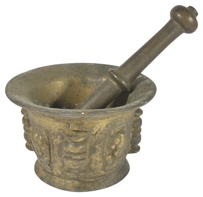 Lot 107 - A BRONZE MORTAR AND PESTLE