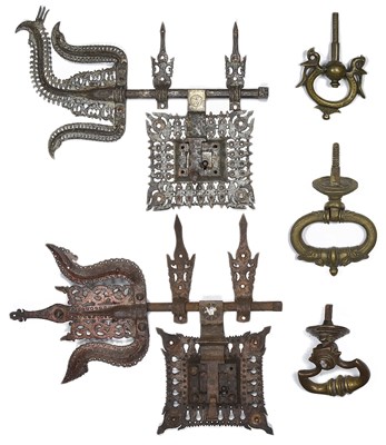 Lot 137 - A GROUP OF METAL DOOR FITTINGS