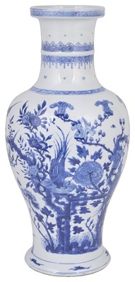 Lot 241 - A CHINESE BLUE AND WHITE PORCELAIN VASE