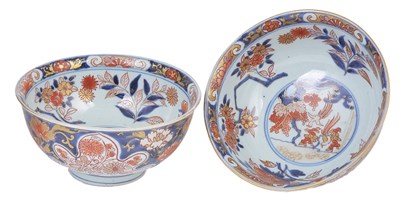 Lot 252 - A PAIR OF JAPANESE IMARI BOWLS