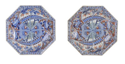 Lot 264 - A PAIR OF JAPANESE IMARI DISHES