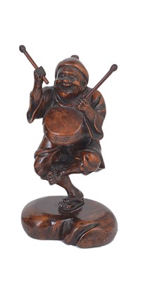 Lot 320 - A JAPANESE WOOD FIGURE OF A MAN WITH A DRUM