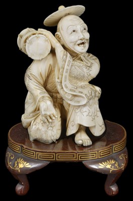 Lot 336 - ~A JAPANESE IVORY OKIMONO OF A MUSICIAN