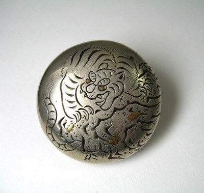 Lot 393 - A JAPANESE SILVER TWO-PART MANJU NETSUKE