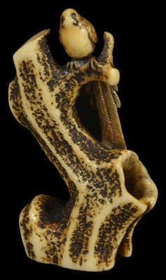 Lot 395 - A JAPANESE STAG ANTLER NETSUKE OF A BIRD OF PARADISE