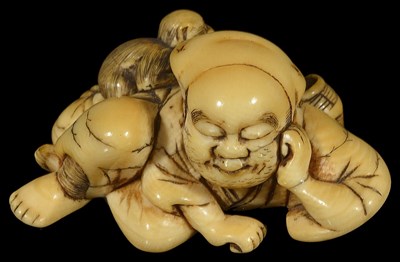 Lot 399 - ~A JAPANESE IVORY NETSUKE OF A SARUMAWASHI