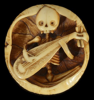 Lot 401 - ~A JAPANESE IVORY MANJU NETSUKE OF A SKELETON PLAYING A BIWA